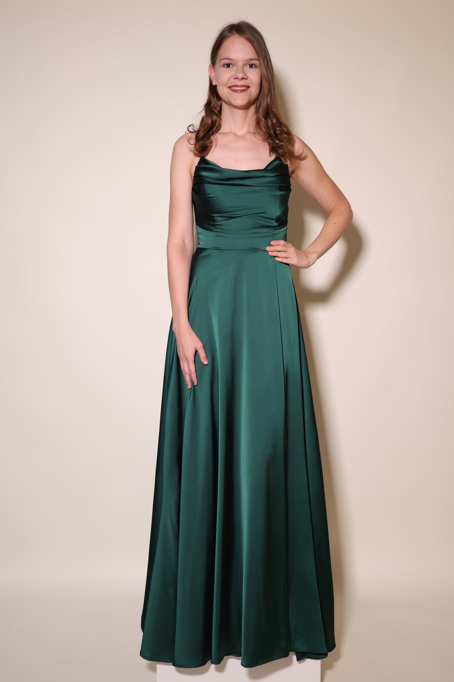 Langes Satin-Abendkleid mit Schlitz und Schnürung, dunkelgrün