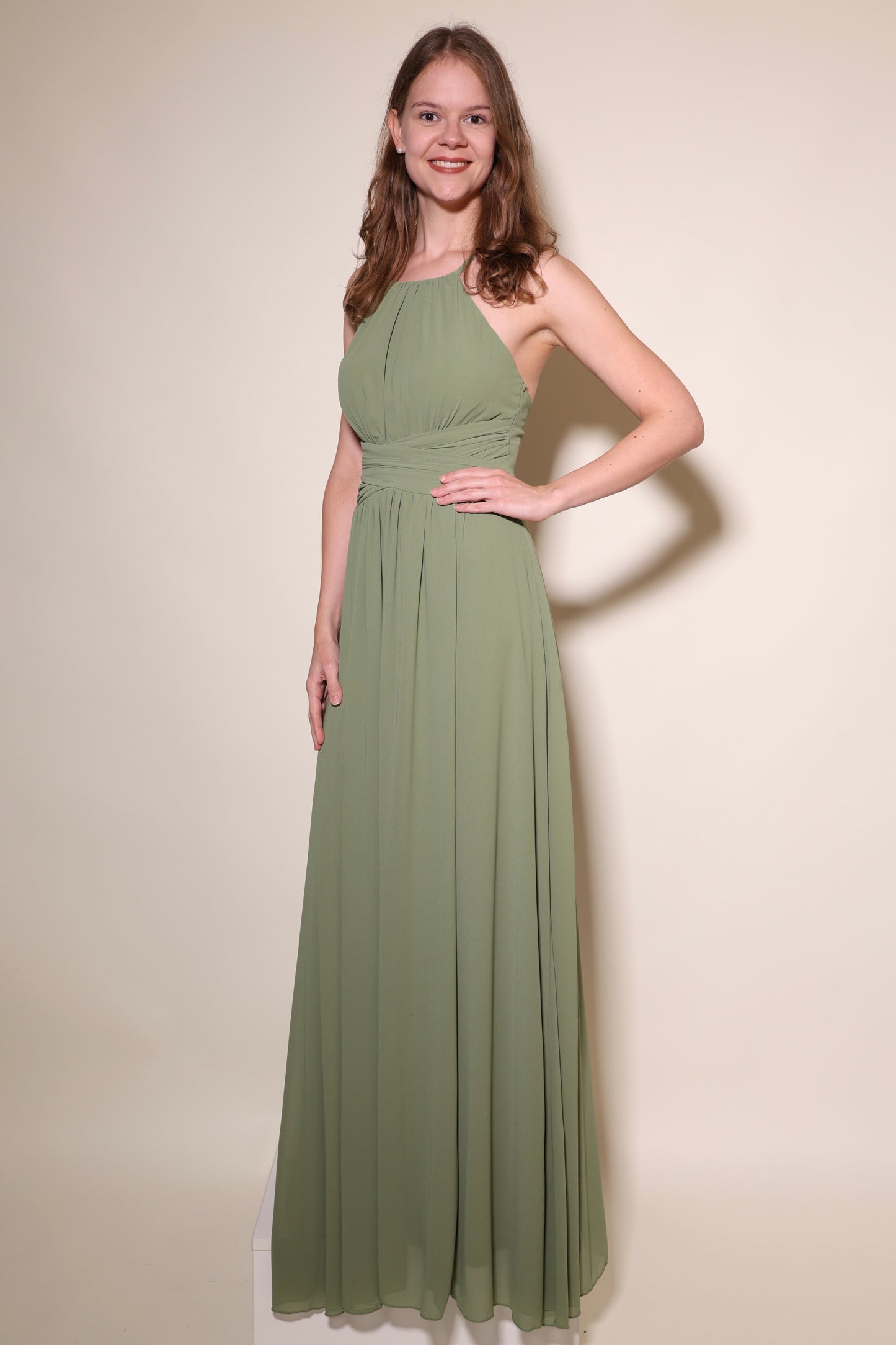 Abendkleid mit Schlitz & amerikanischem Ausschnitt, oliv