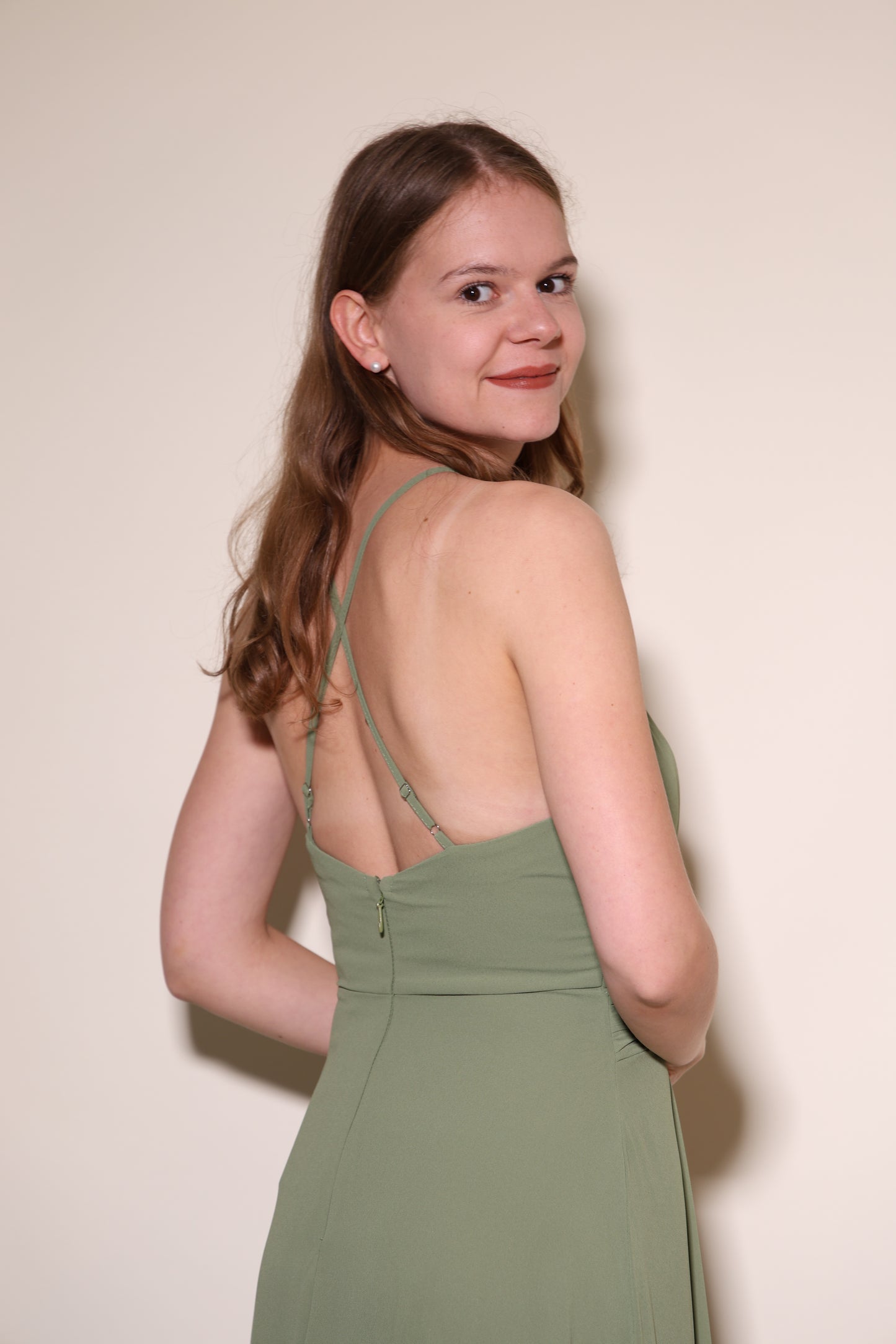 Abendkleid mit Schlitz & amerikanischem Ausschnitt, oliv