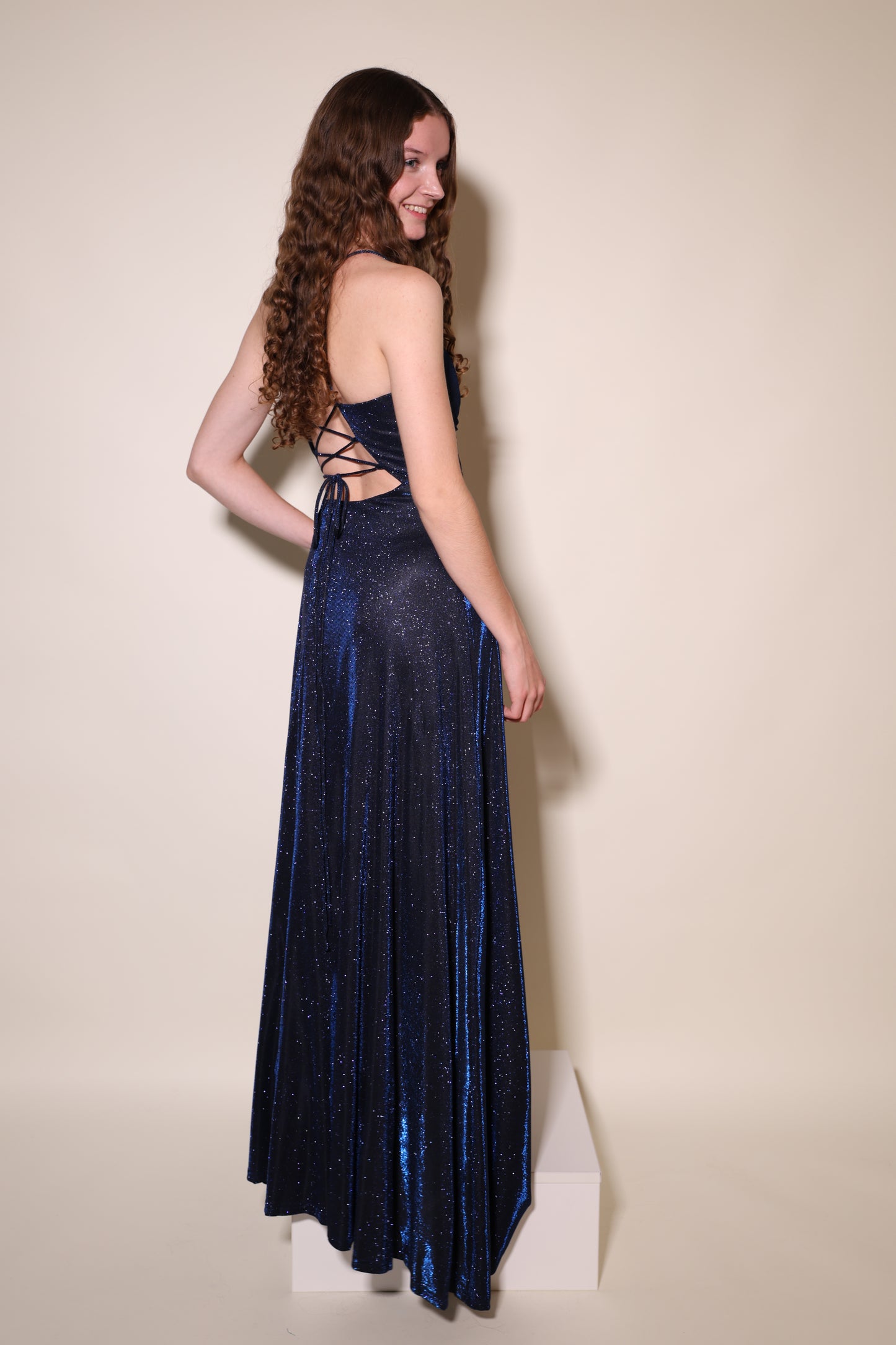 Langes Glitzerkleid mit Schnürung und Schlitz, dunkelblau