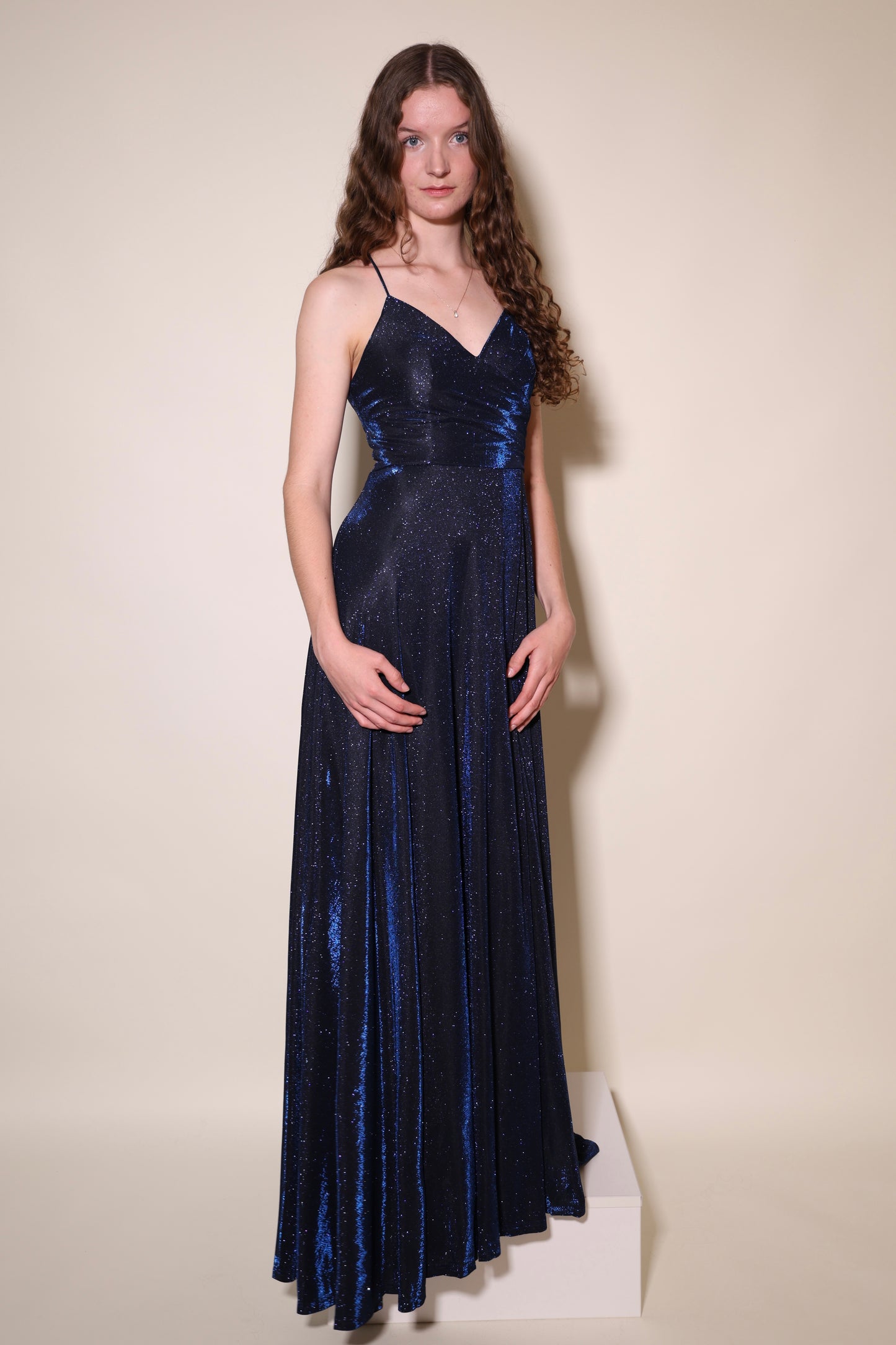 Langes Glitzerkleid mit Schnürung und Schlitz, dunkelblau