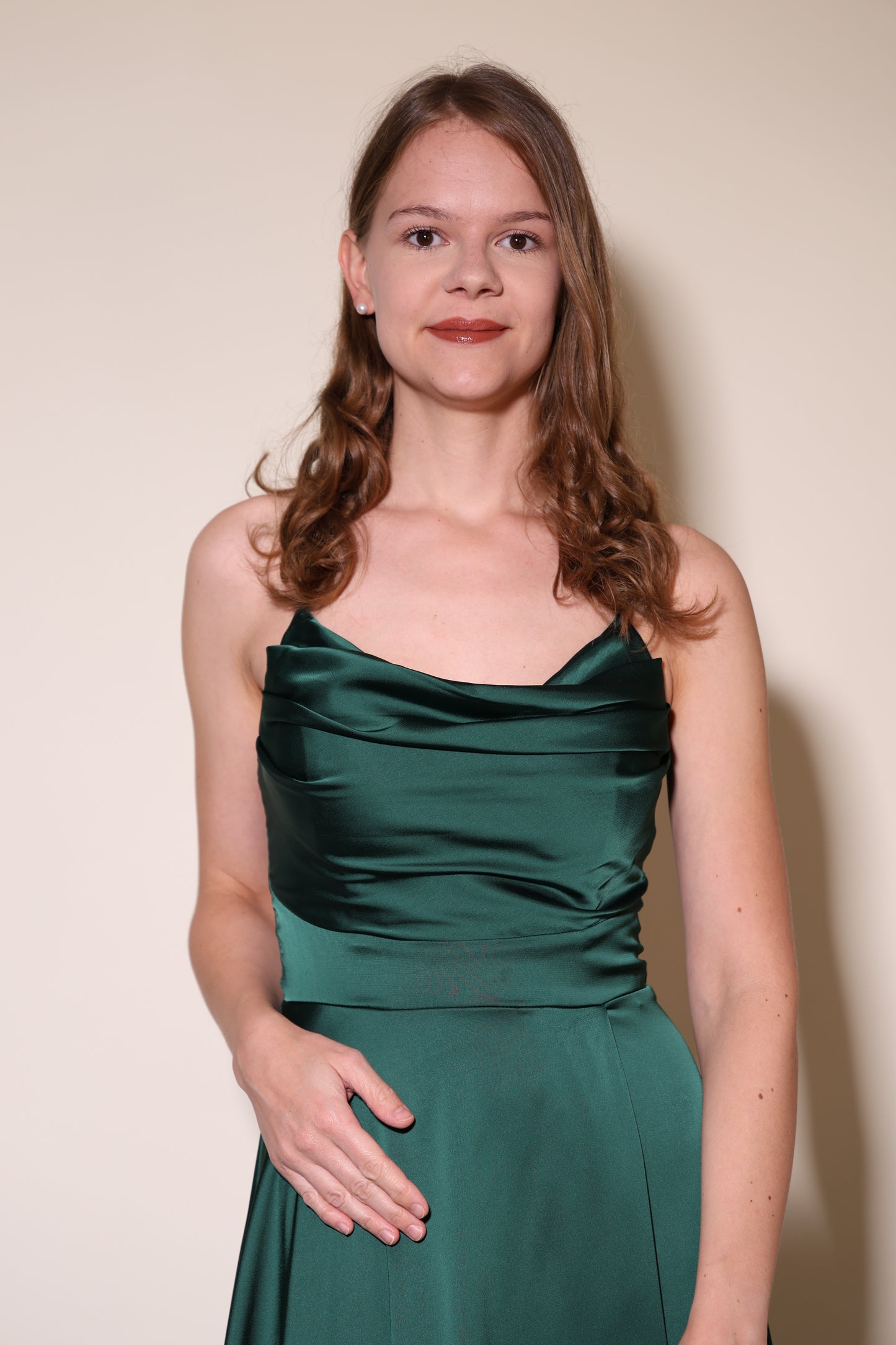 Langes Satin-Abendkleid mit Schlitz und Schnürung, dunkelgrün