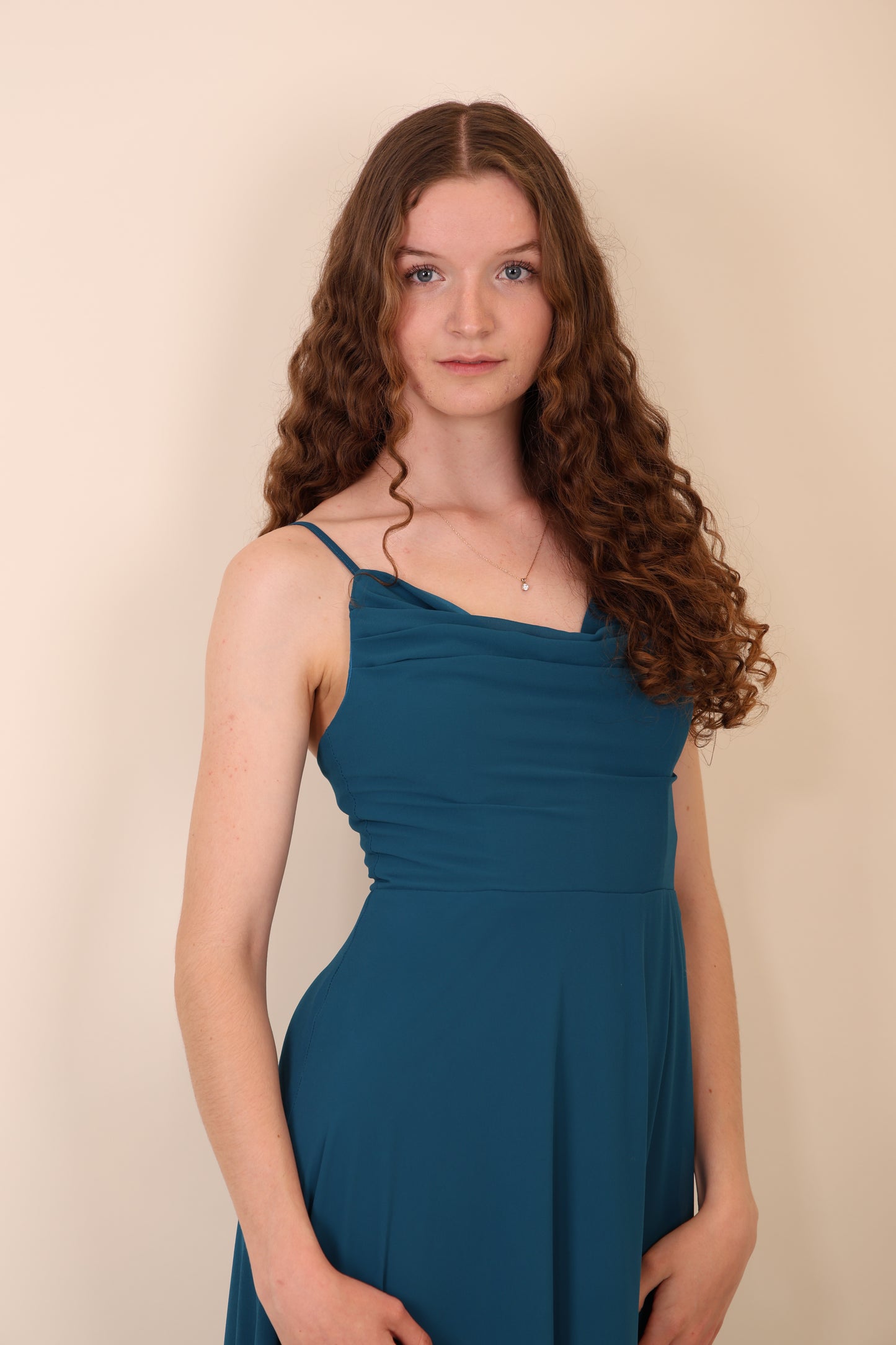 Langes schlichtes Kleid mit Schlitz mit elegantem Herzausschnitt, petrol