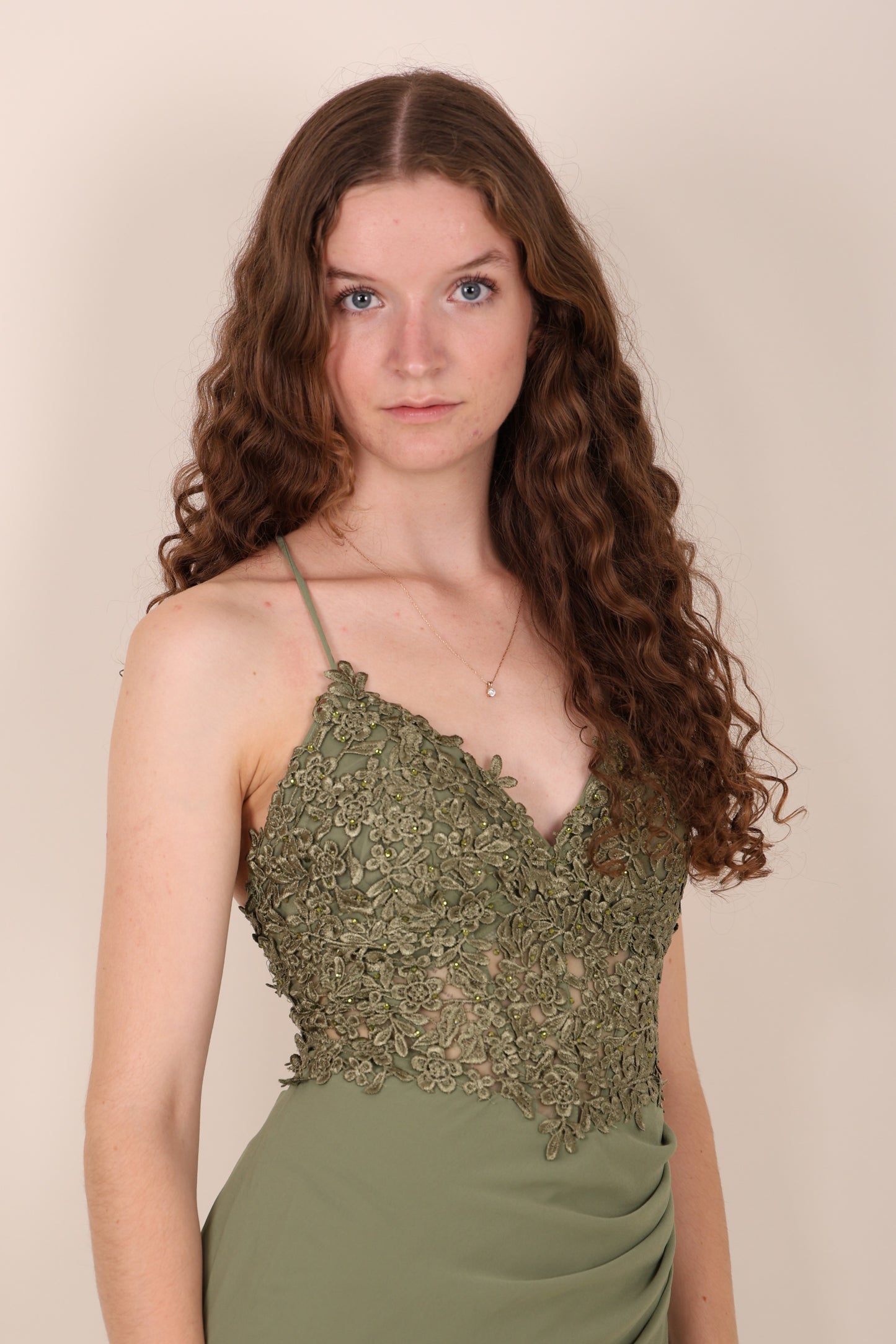 Chiffonkleid mit Spitzenoberteil, Schnürung & Schlitz, oliv