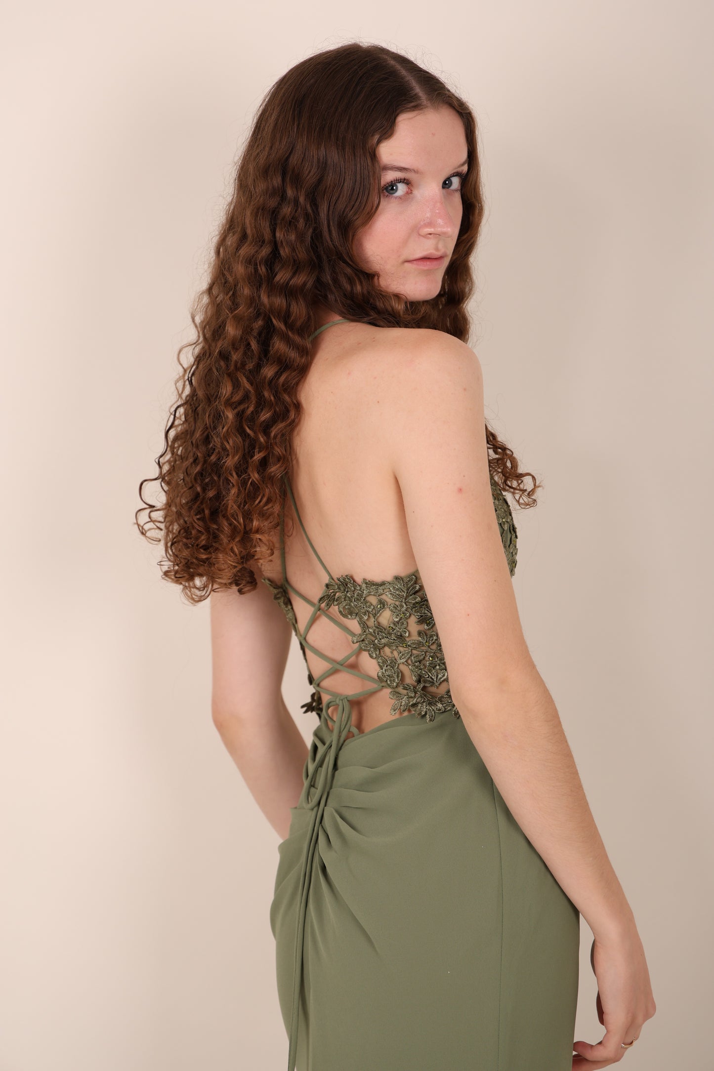Chiffonkleid mit Spitzenoberteil, Schnürung & Schlitz, oliv