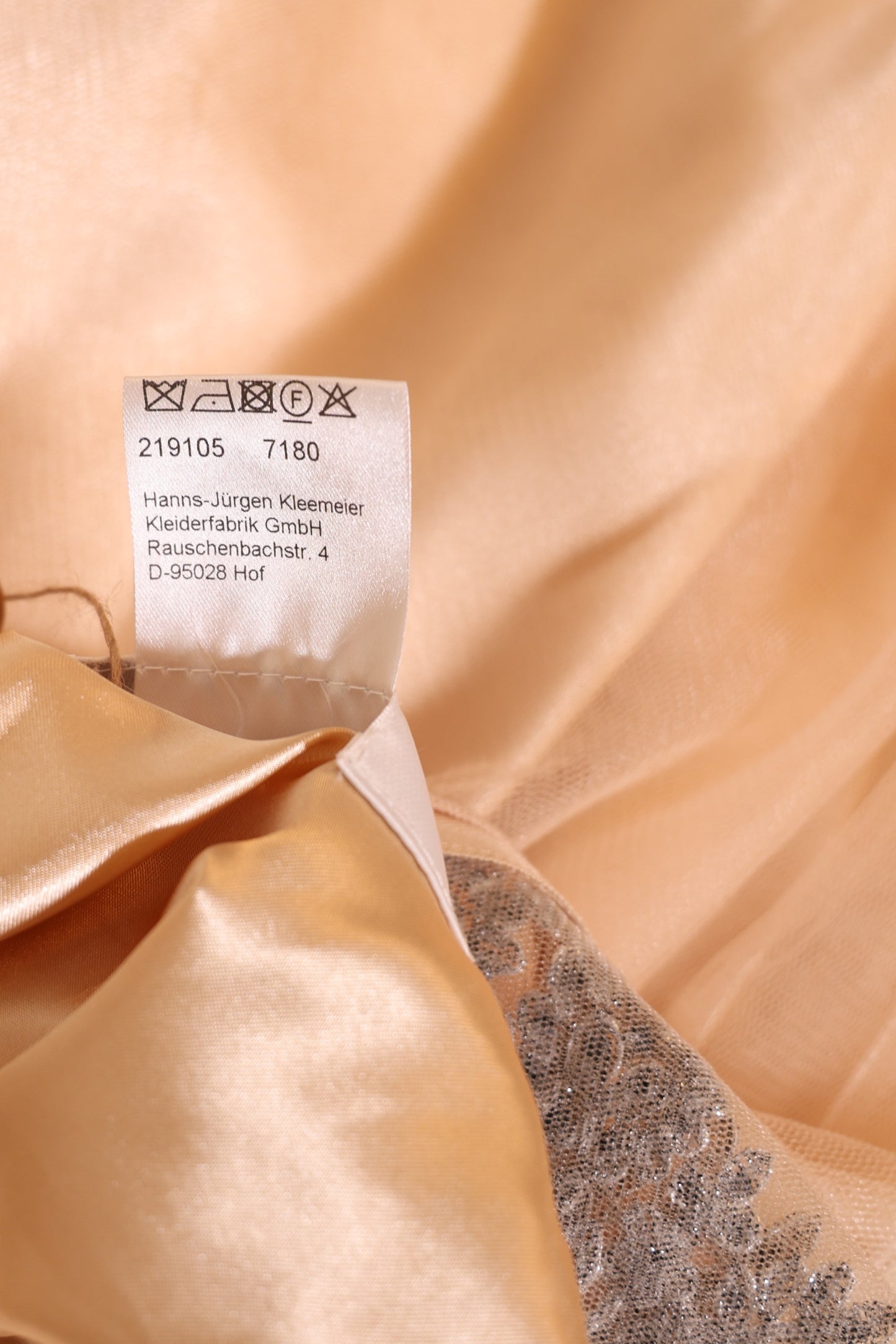 Second Hand Tüllkleid mit silberner Bestickung und V-Ausschnitt, champagner