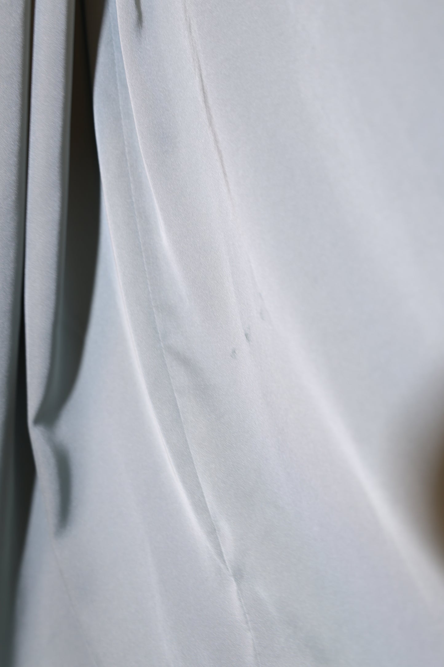 Second Hand elegantes Satinkleid mit Spitzenüberwurf, ozeanwelle