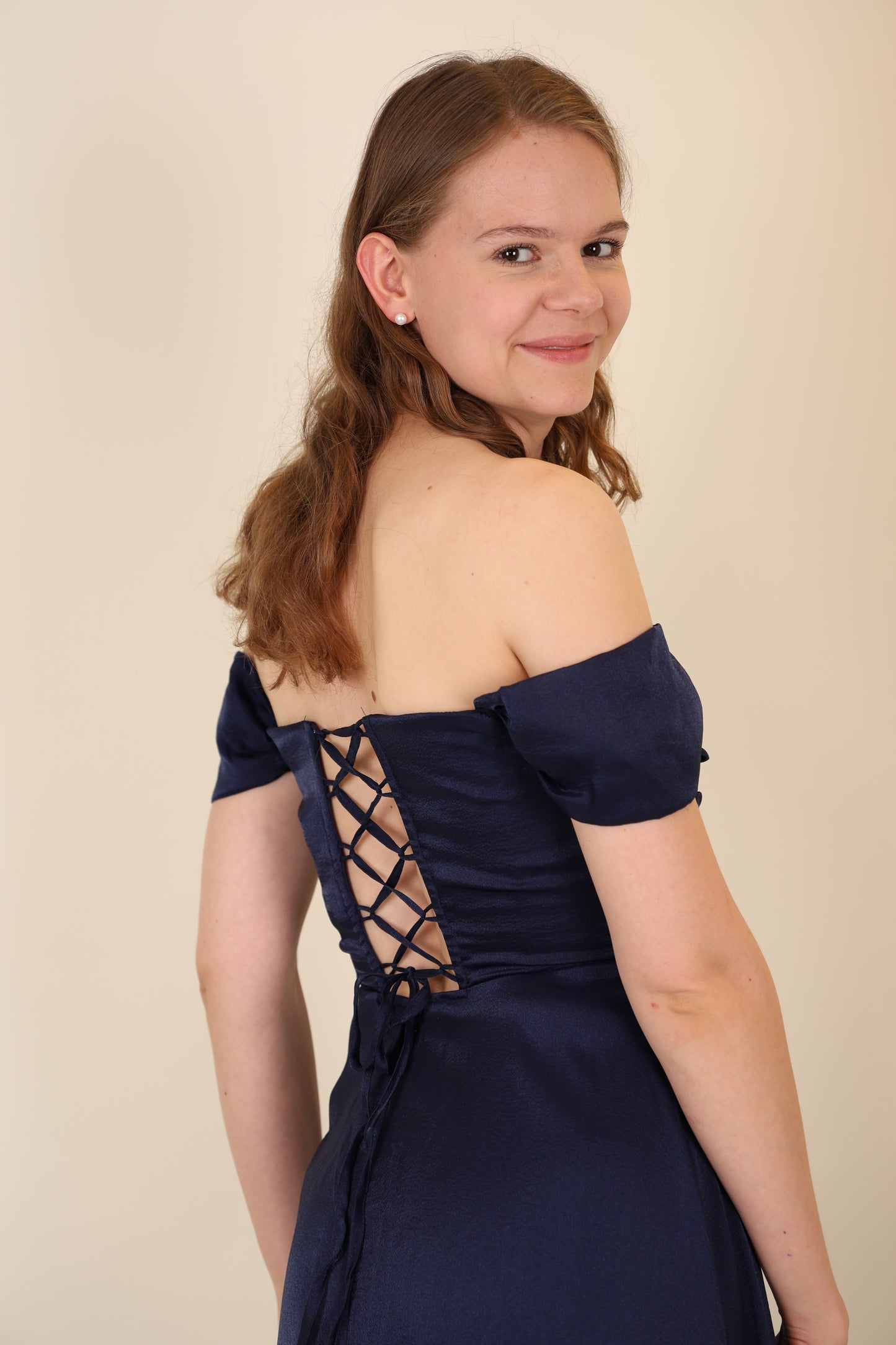 Abendkleid mit variablen Trägern, Volants und Schlitz, dunkelblau