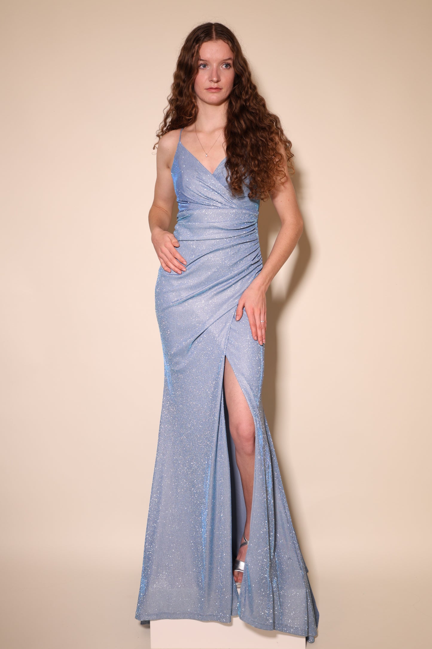 enganliegendes Glitzer-Abendkleid mit V-Ausschnitt und Schnürung, hellblau