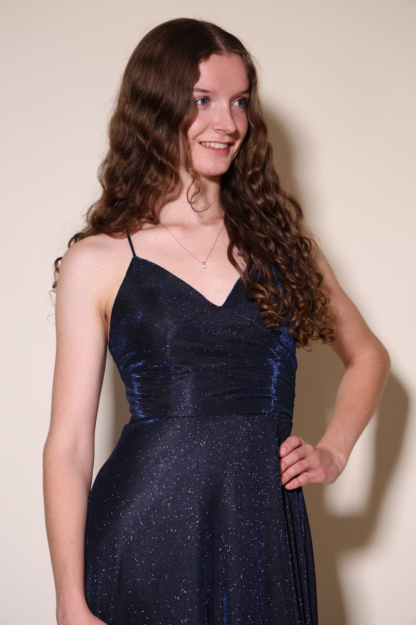 Langes Glitzerkleid mit Schnürung und Schlitz, dunkelblau