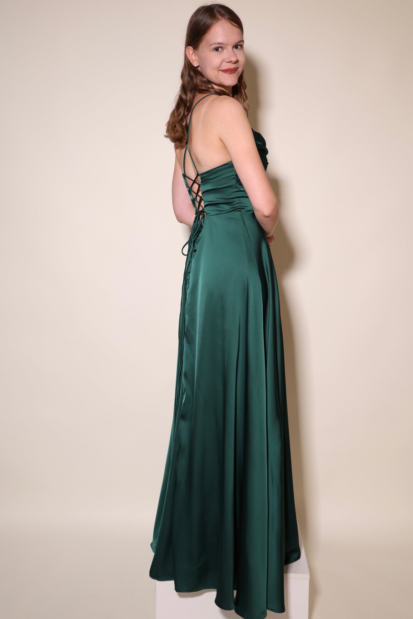 Langes Satin-Abendkleid mit Schlitz und Schnürung, dunkelgrün