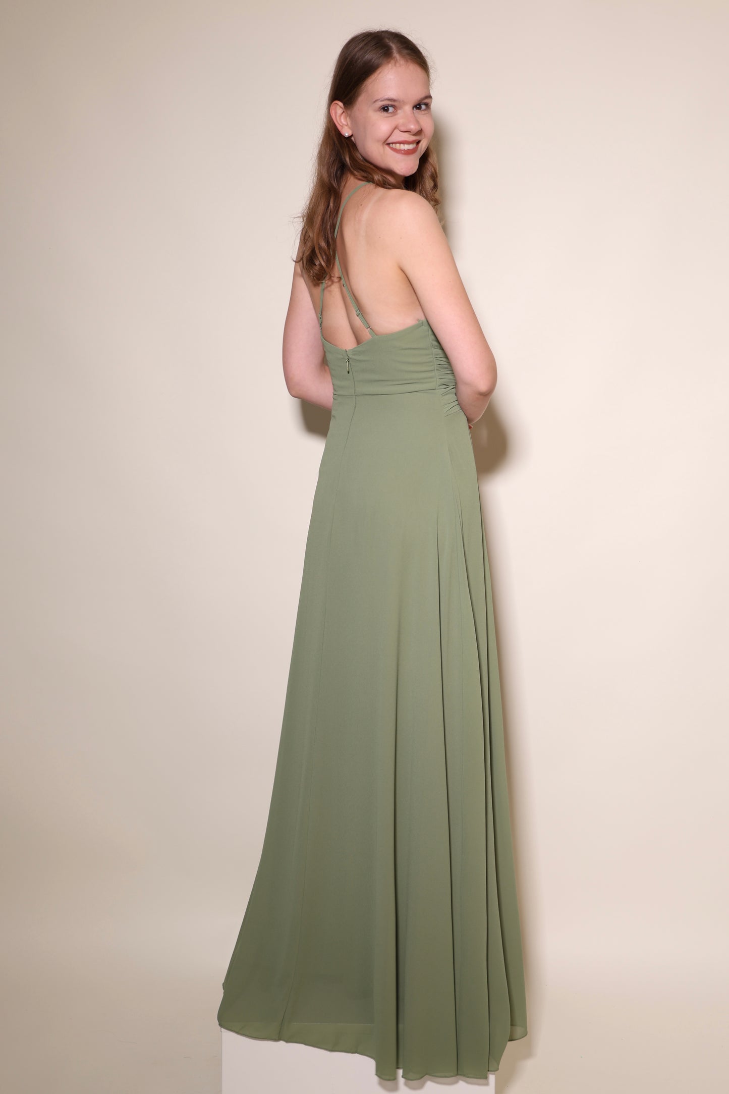 Abendkleid mit Schlitz & amerikanischem Ausschnitt, oliv