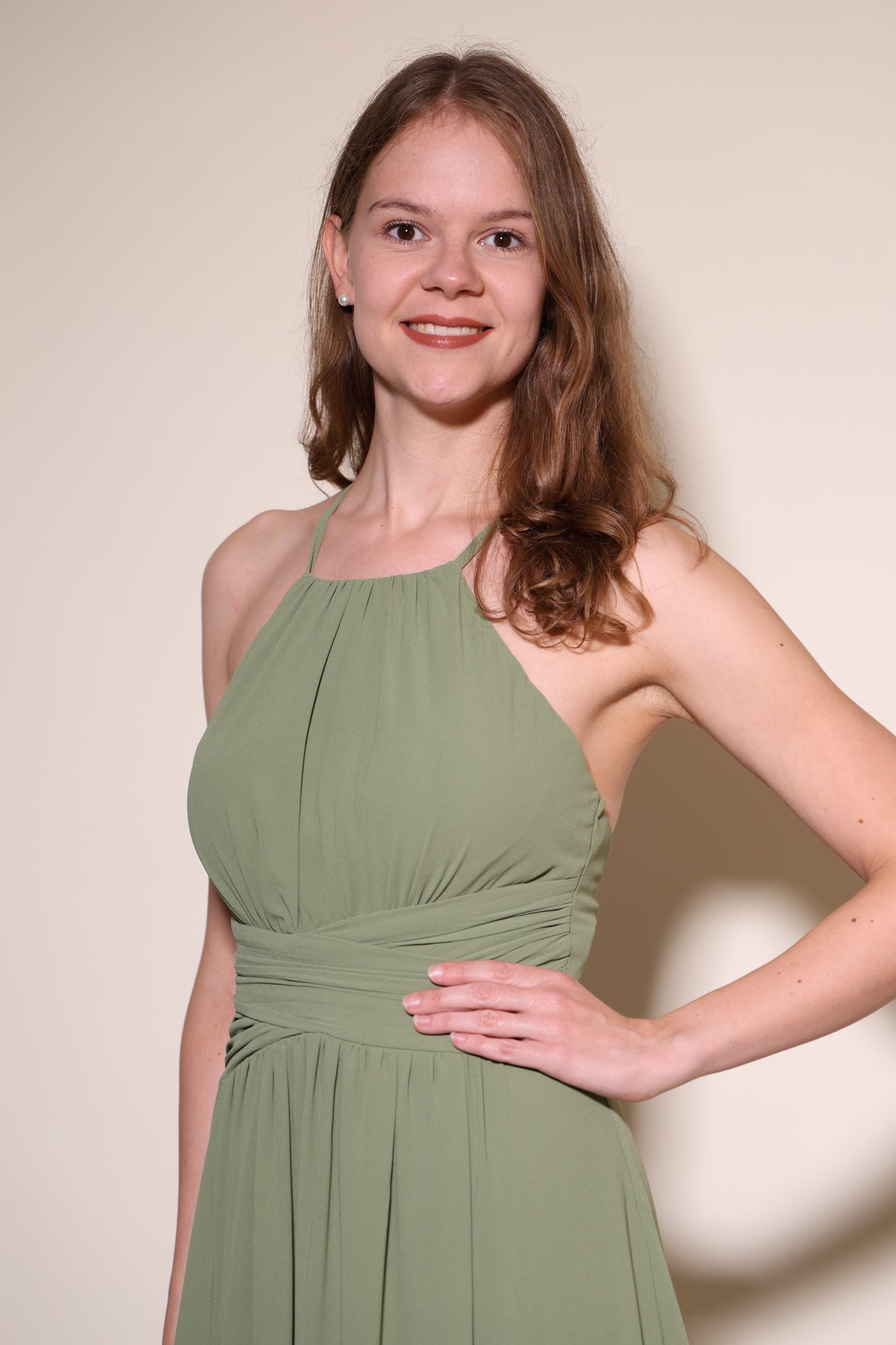 Abendkleid mit Schlitz & amerikanischem Ausschnitt, oliv