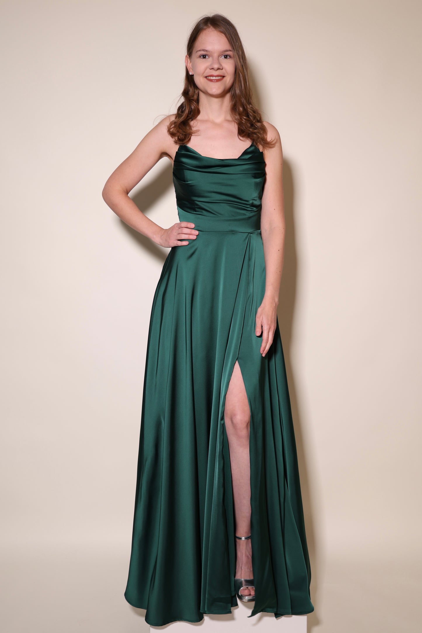Langes Satin-Abendkleid mit Schlitz und Schnürung, dunkelgrün