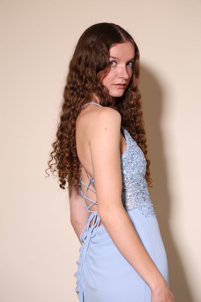 Chiffonkleid mit Spitzenoberteil, Schnürung & Schlitz, hellblau - Dein Kleiderladen