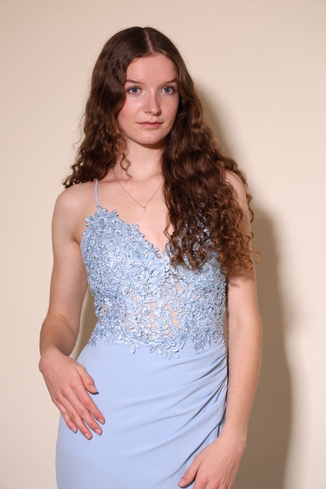 Chiffonkleid mit Spitzenoberteil, Schnürung & Schlitz, hellblau - Dein Kleiderladen