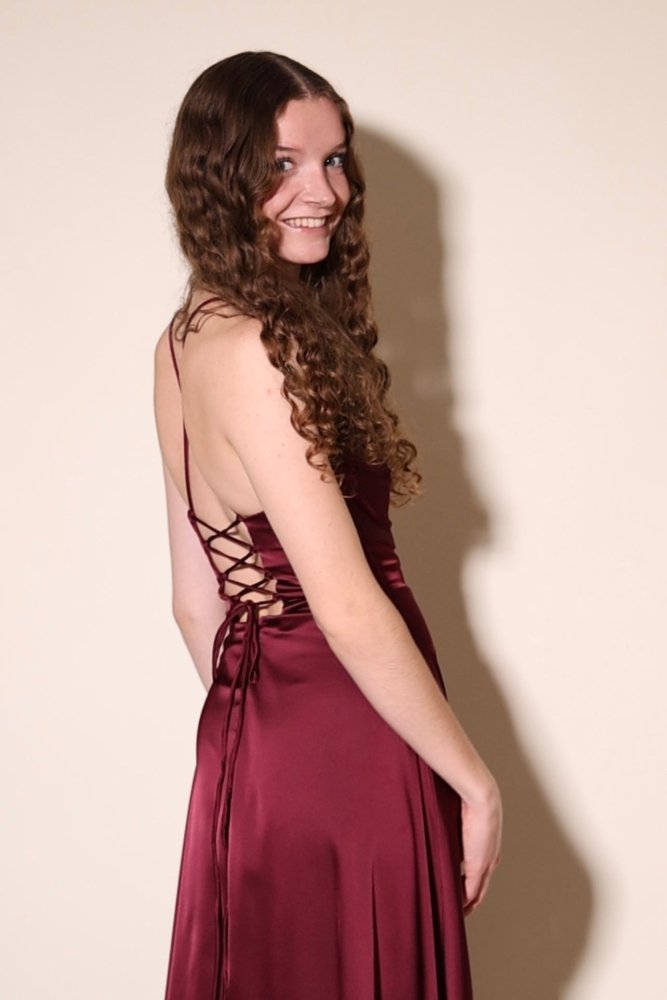 Langes Satin - Abendkleid mit Schlitz und Schnürung, dunkelrot - Dein Kleiderladen