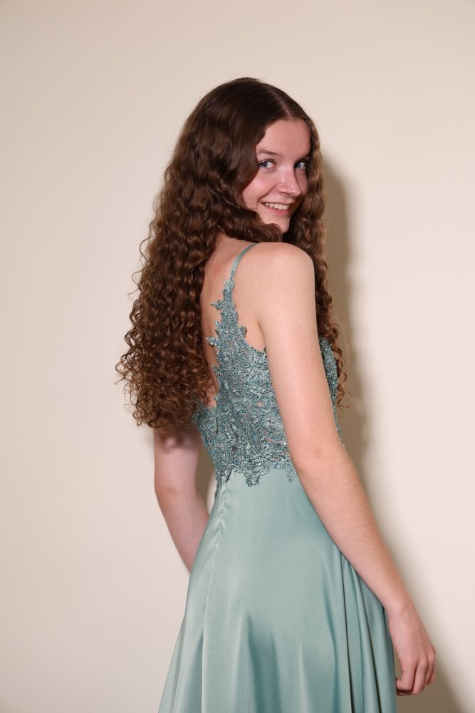 Langes Satinkleid mit Spitze und Schlitz, mint - Dein Kleiderladen