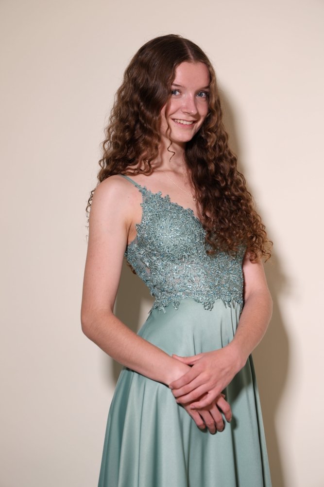 Langes Satinkleid mit Spitze und Schlitz, mint - Dein Kleiderladen