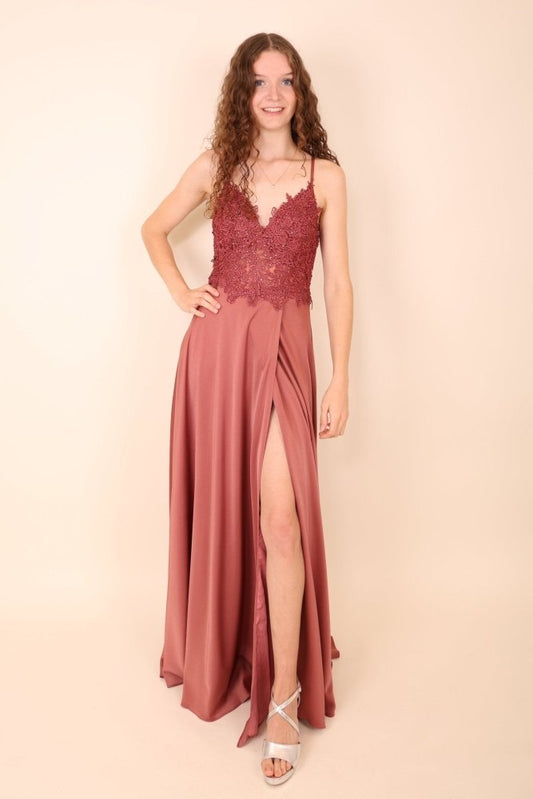 Langes Satinkleid mit Spitze und Schlitz, terracotta - Dein Kleiderladen