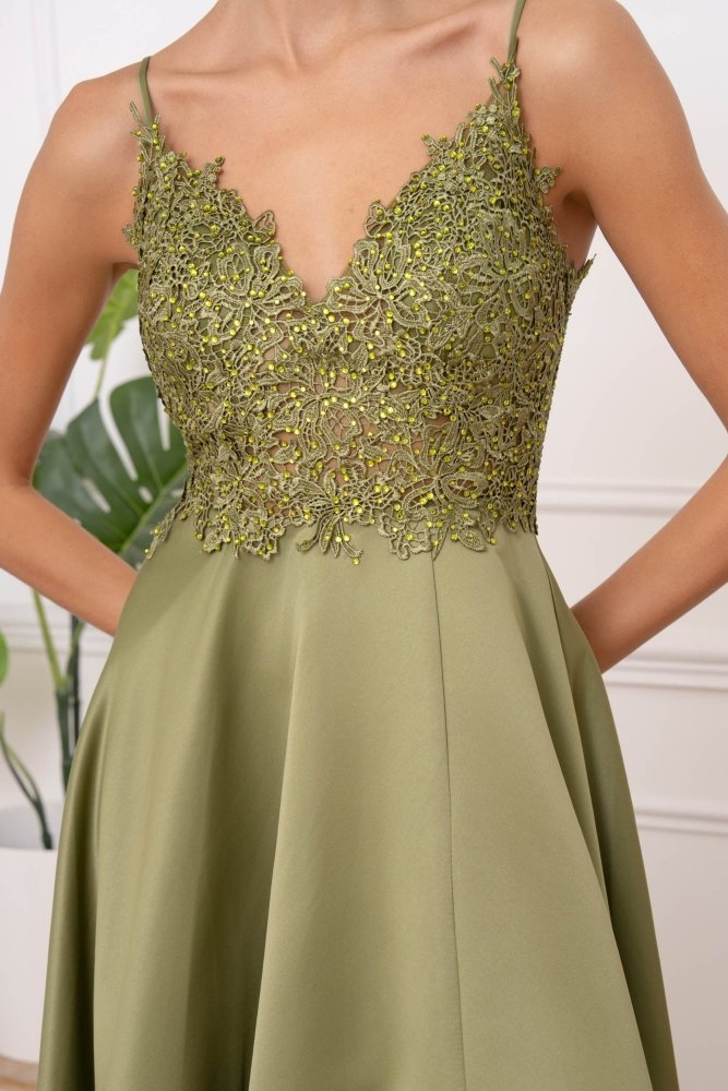 Satin - Abendkleid mit Spitze, Schnürung und Schlitz, oliv - Dein Kleiderladen