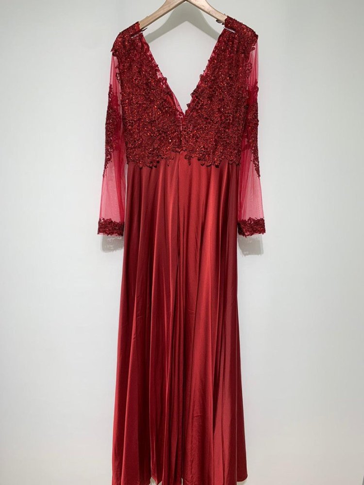 Satinkleid mit langen Ärmeln, Spitzenoberteil & Schlitz, dunkelrot - Dein Kleiderladen