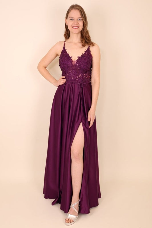 Satinkleid mit Spitze, Spaghettiträgern & Schlitz, lila - Dein Kleiderladen