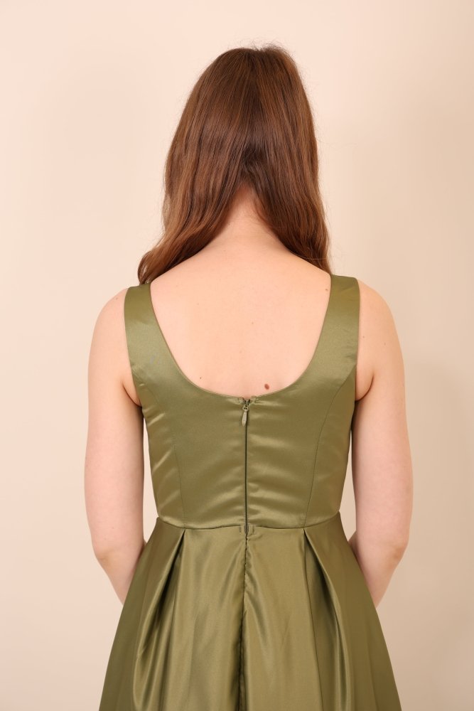Satinkleid mit U - Ausschnitt, Faltenrock & Beinschlitz, oliv - Dein Kleiderladen
