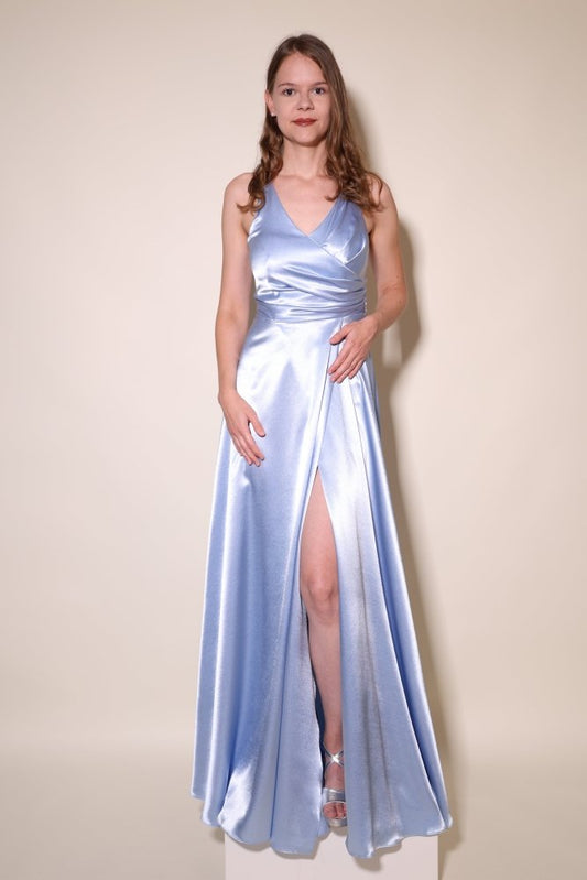 Satinkleid mit V - Ausschnitt, Schnürung und Schlitz, hellblau - Dein Kleiderladen