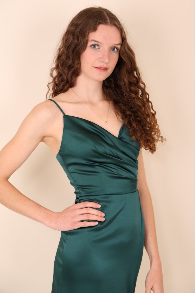 Schlichtes figurbetontes Satinkleid mit Schlitz, dunkelgrün - Dein Kleiderladen