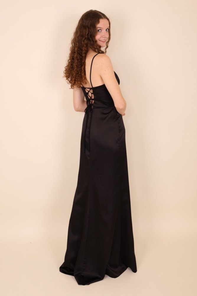 Schlichtes figurbetontes Satinkleid mit Schlitz, schwarz - Dein Kleiderladen