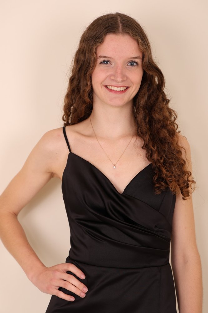 Schlichtes figurbetontes Satinkleid mit Schlitz, schwarz - Dein Kleiderladen