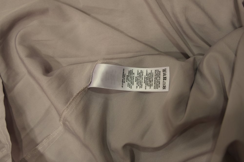 Second Hand Wickelkleid mit tiefem V - Ausschnitt und plissiertem Midirock, hellgrau - Dein Kleiderladen