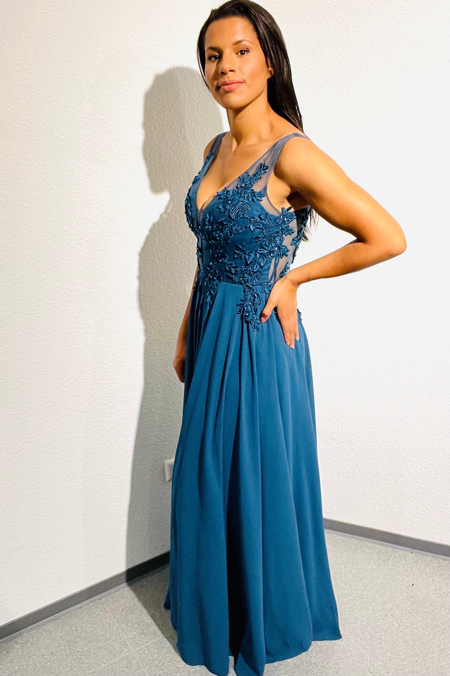 Bodenlanges Kleid mit floraler Spitze, petrol - Dein Kleiderladen