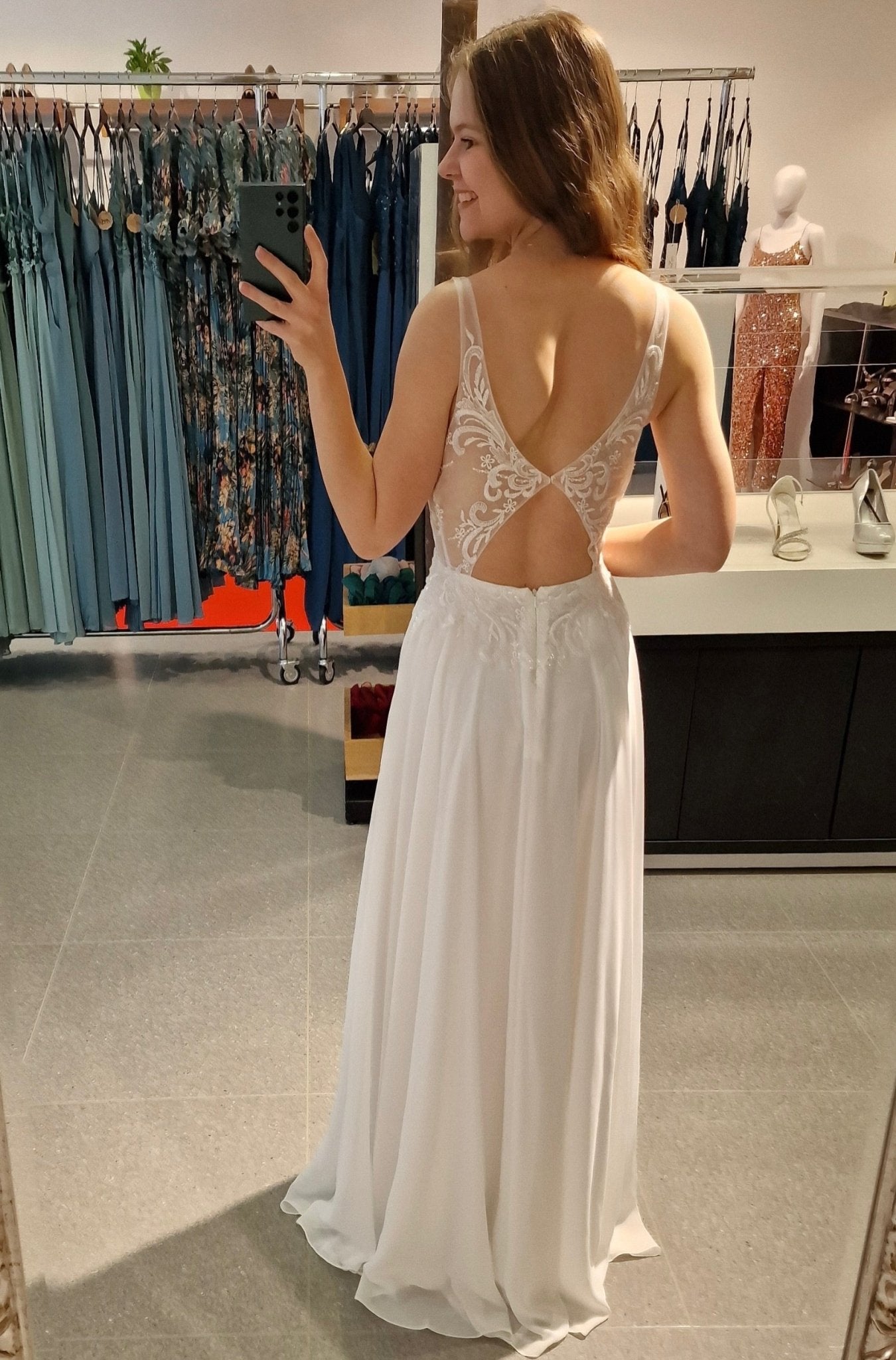 fein besticktes Brautkleid mit ausgefallenem Rücken - Dein Kleiderladen
