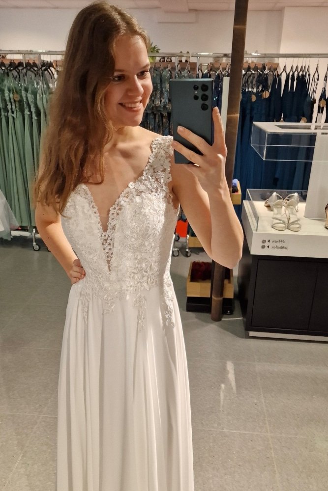 Feinbesticktes, elegantes Brautkleid - Dein Kleiderladen