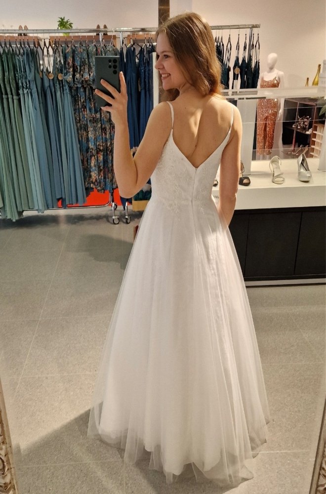 Klassisches Brautkleid mit V - Ausschnitt und Tüll - Dein Kleiderladen