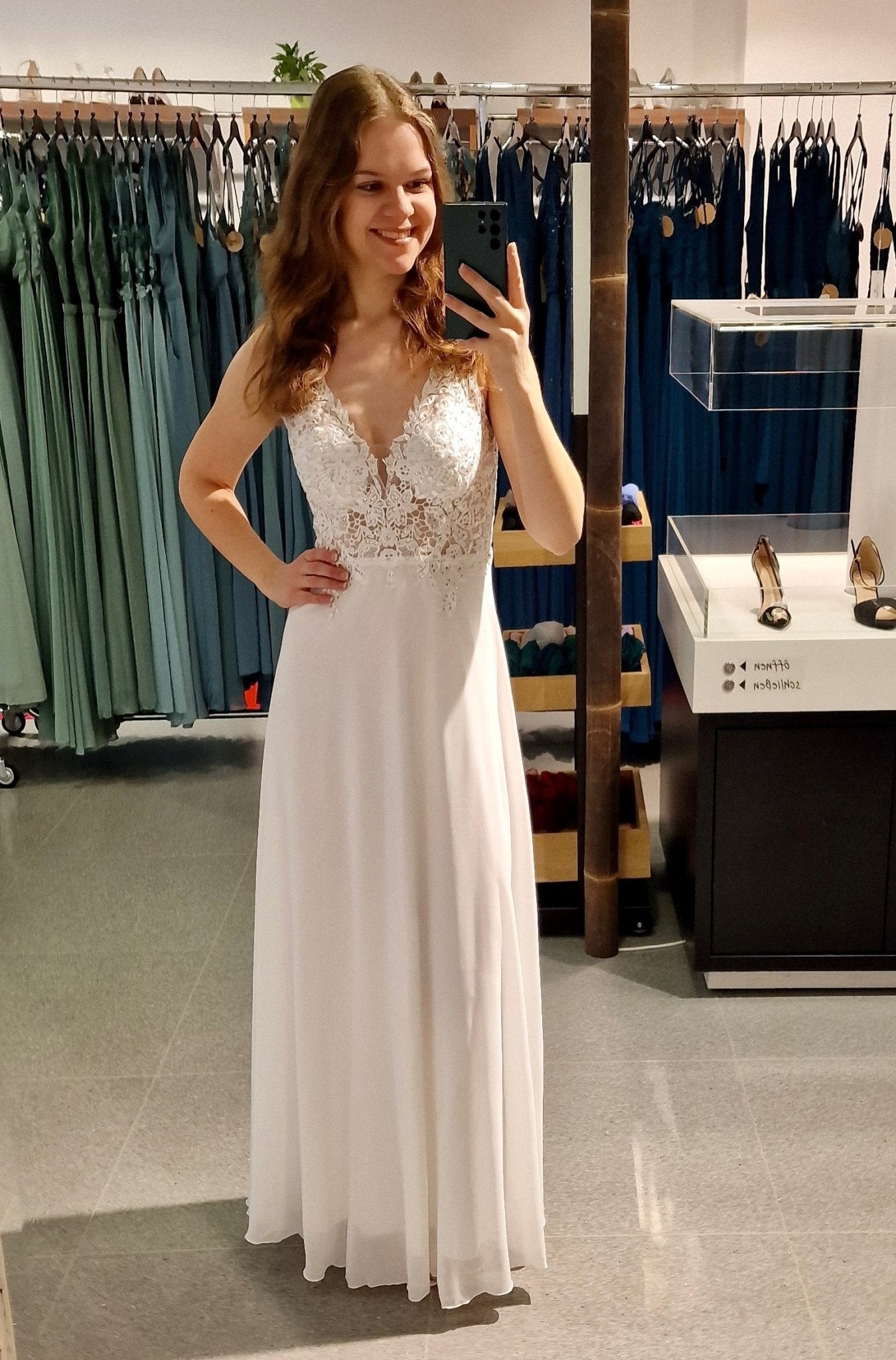 verspieltes Brautkleid mit ausgefallener Spitze - Dein Kleiderladen
