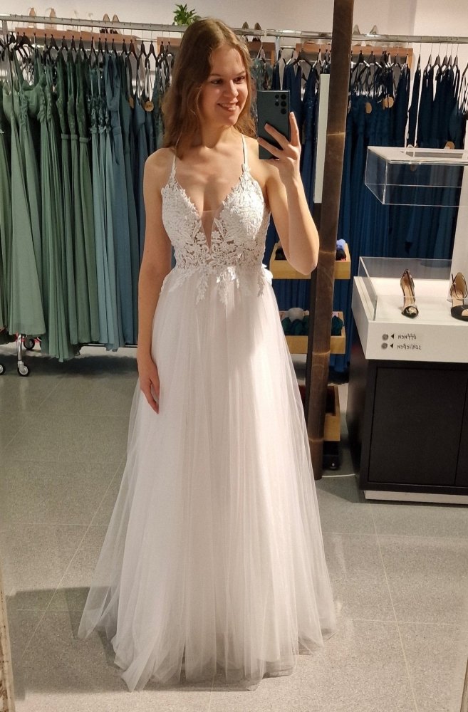 verspieltes Brautkleid mit Tüll und Schlitz - Dein Kleiderladen