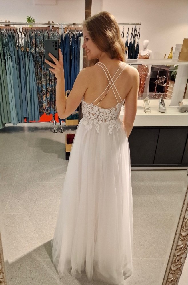 verspieltes Brautkleid mit Tüll und Schlitz - Dein Kleiderladen