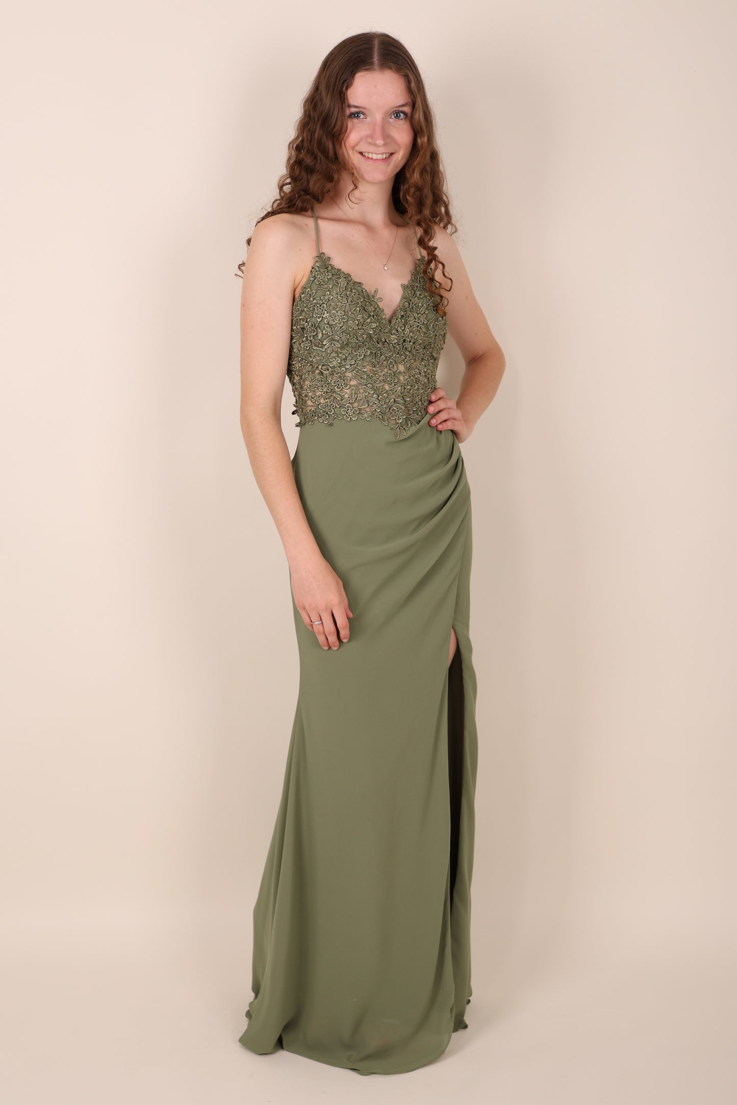 Chiffonkleid mit Spitzenoberteil, Schnürung & Schlitz, oliv