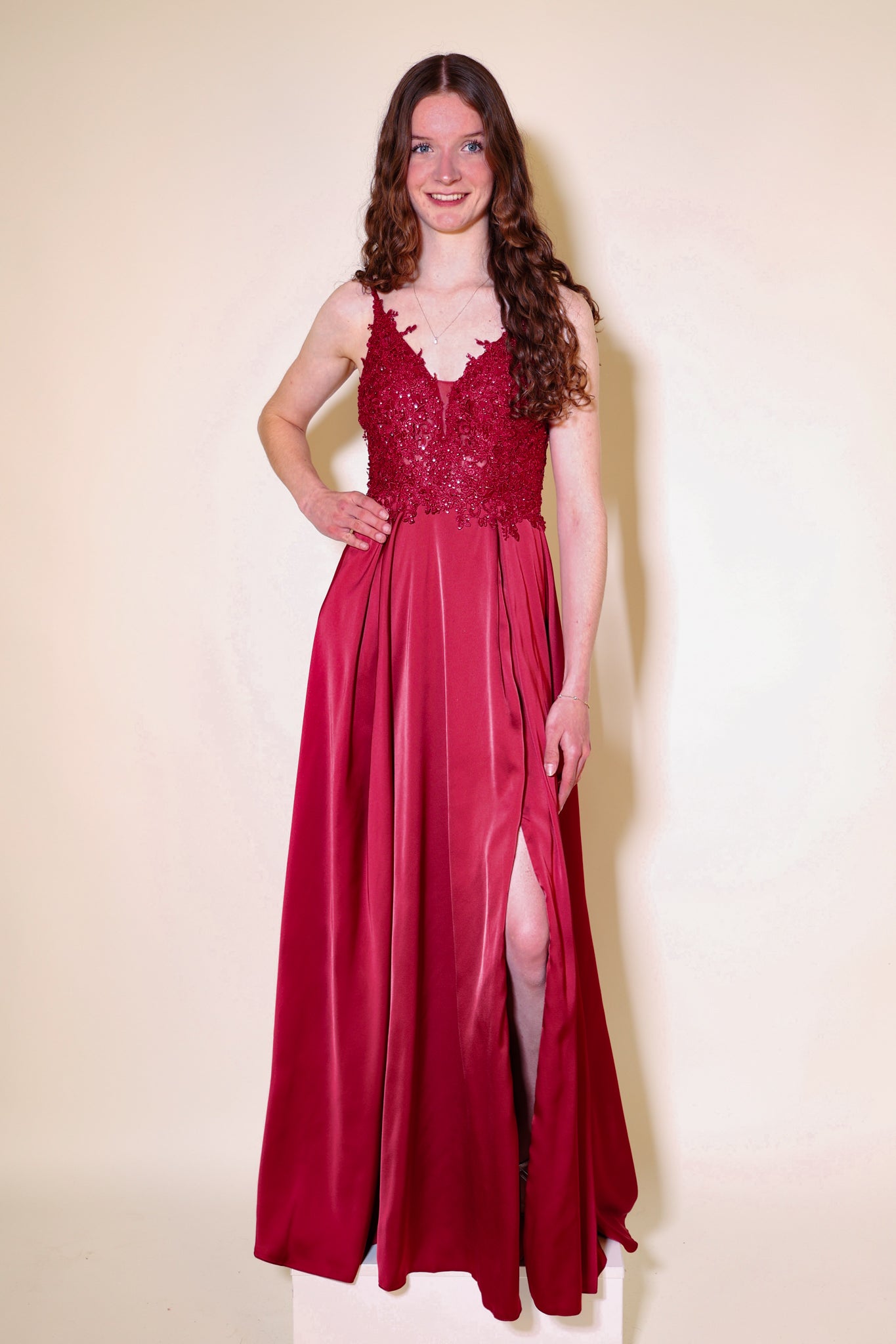 langes Abendkleid mit Spitze, Schnürung & Satinrock, kaminrot
