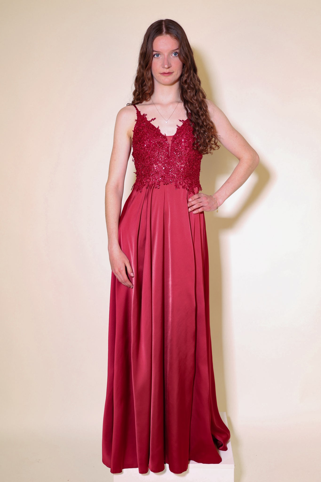 langes Abendkleid mit Spitze, Schnürung & Satinrock, kaminrot