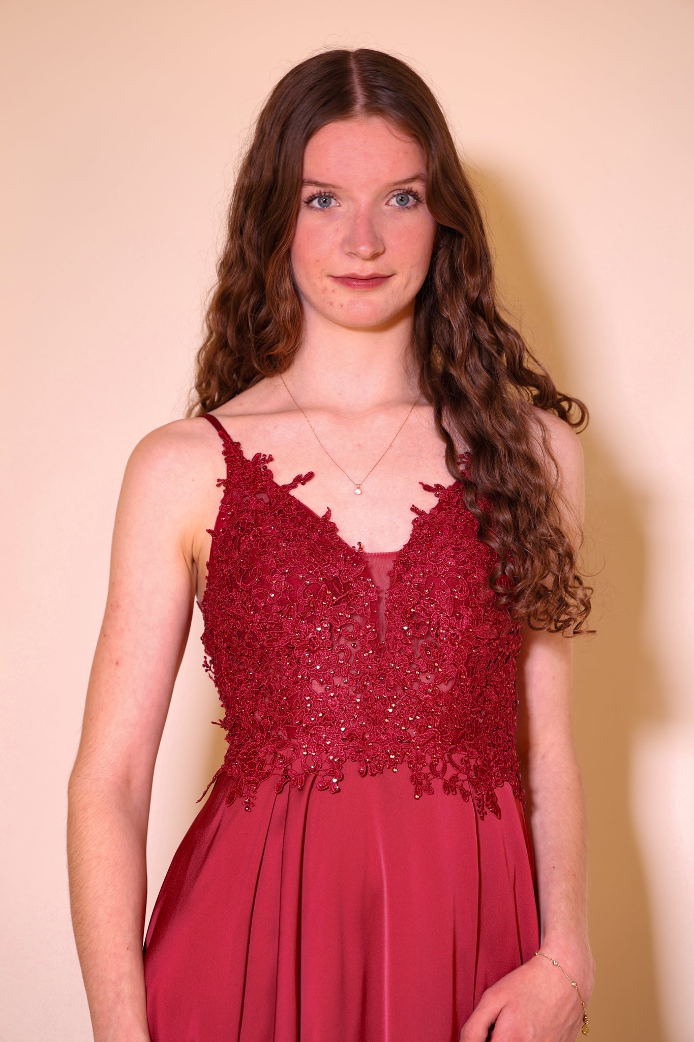 langes Abendkleid mit Spitze, Schnürung & Satinrock, kaminrot