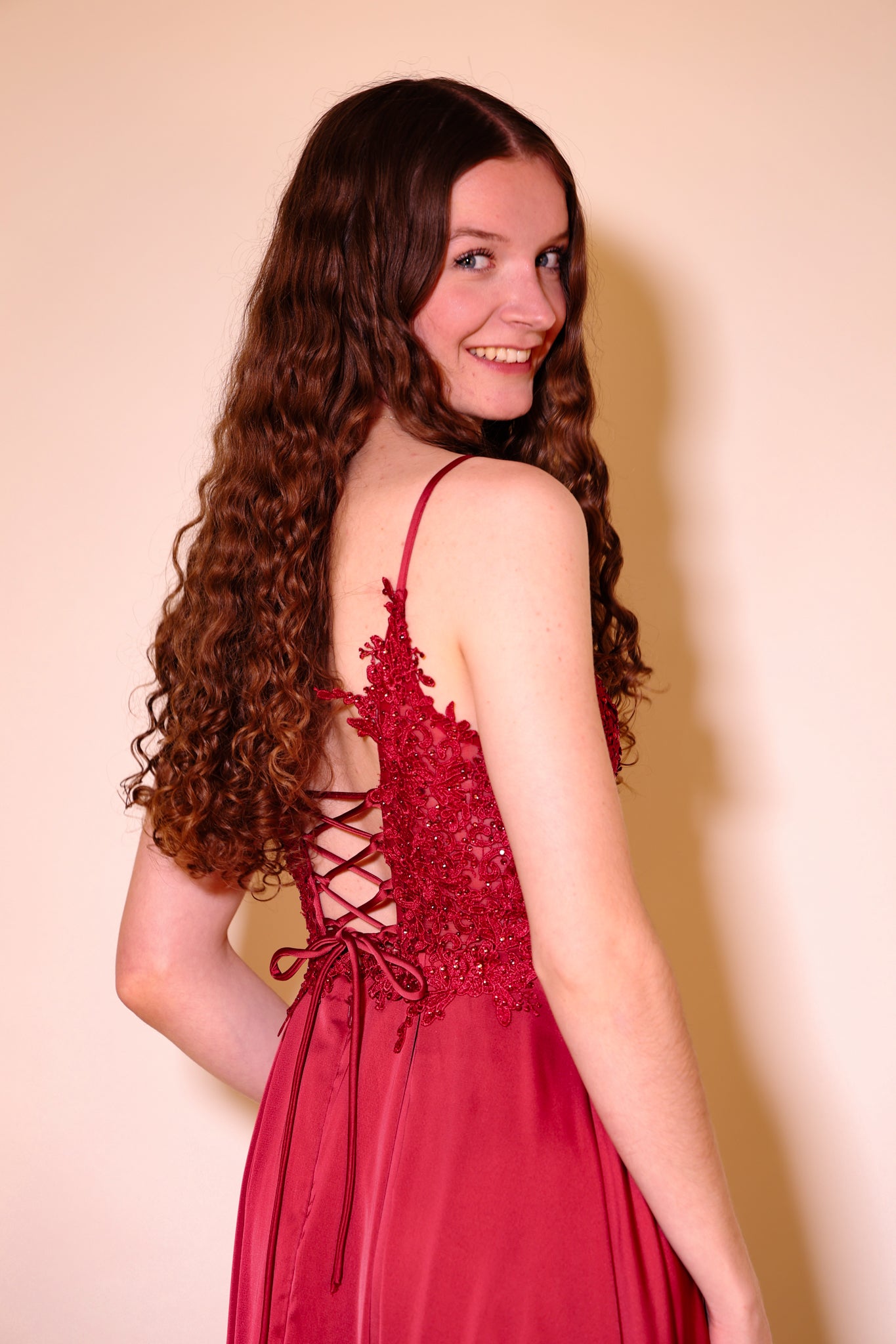 langes Abendkleid mit Spitze, Schnürung & Satinrock, kaminrot