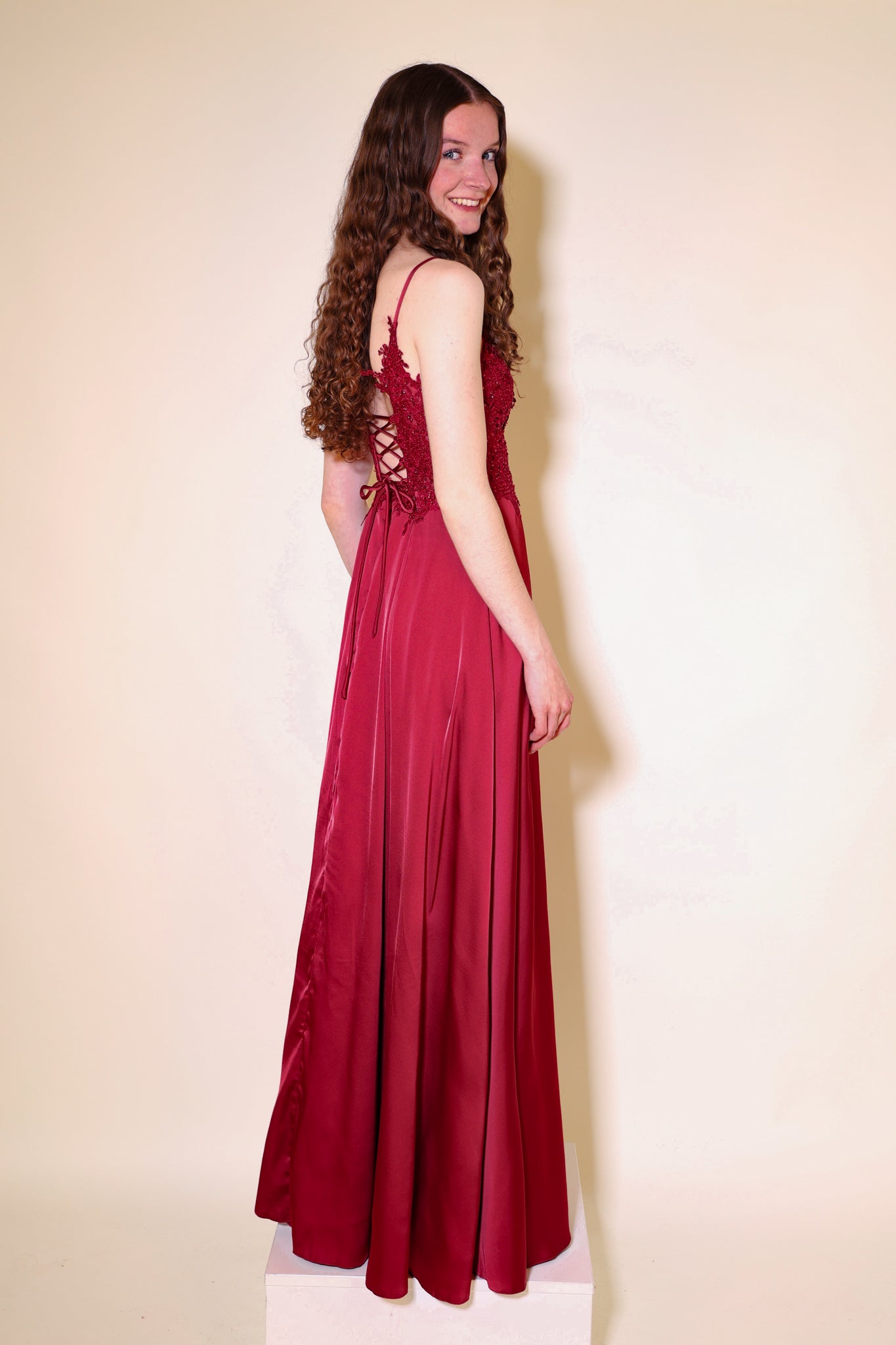 langes Abendkleid mit Spitze, Schnürung & Satinrock, kaminrot