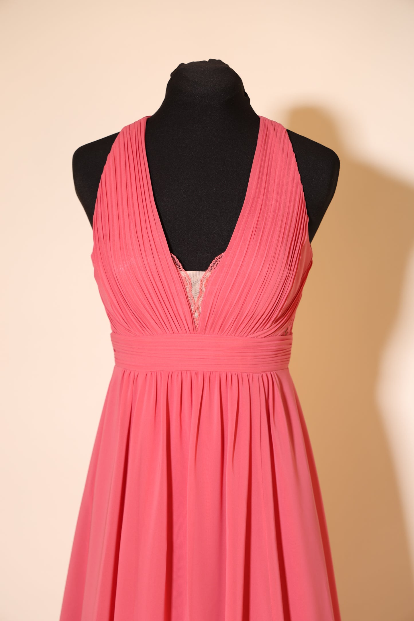 Second Hand schlichtes Chiffonkleid mit besonderem Rückenausschnitt, pink