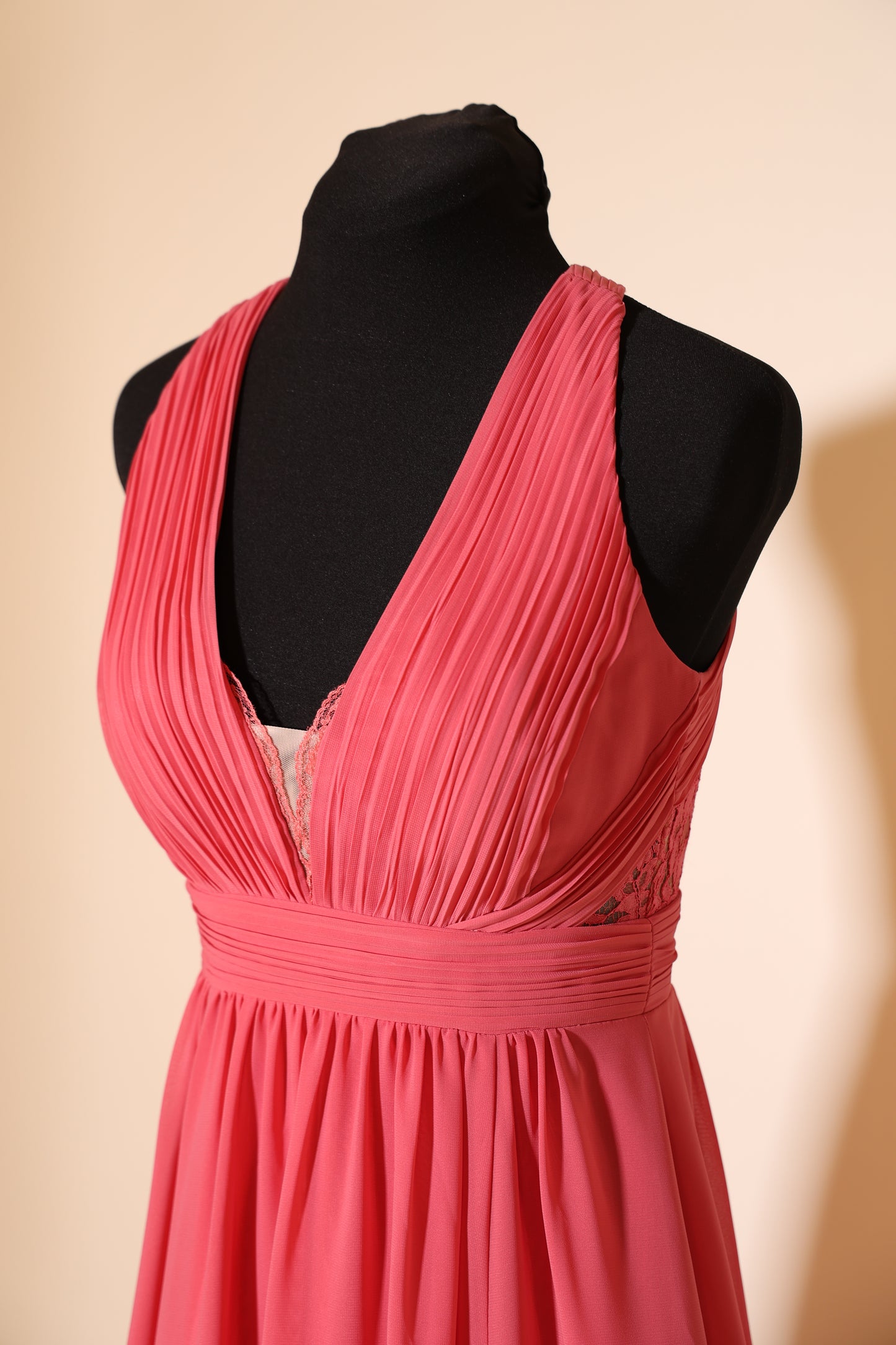 Second Hand schlichtes Chiffonkleid mit besonderem Rückenausschnitt, pink