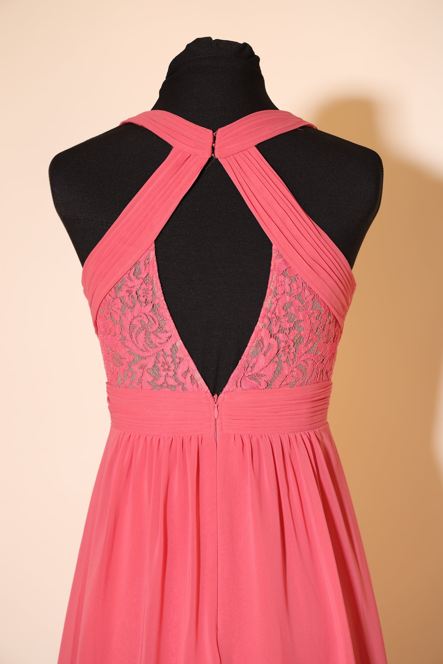 Second Hand schlichtes Chiffonkleid mit besonderem Rückenausschnitt, pink