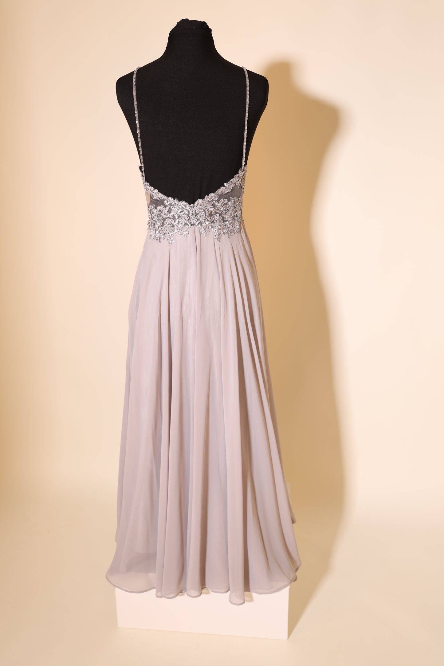 Second Hand Abendkleid mit tiefem Rückenausschnitt und verschnörkelter Spitze, hellgrau